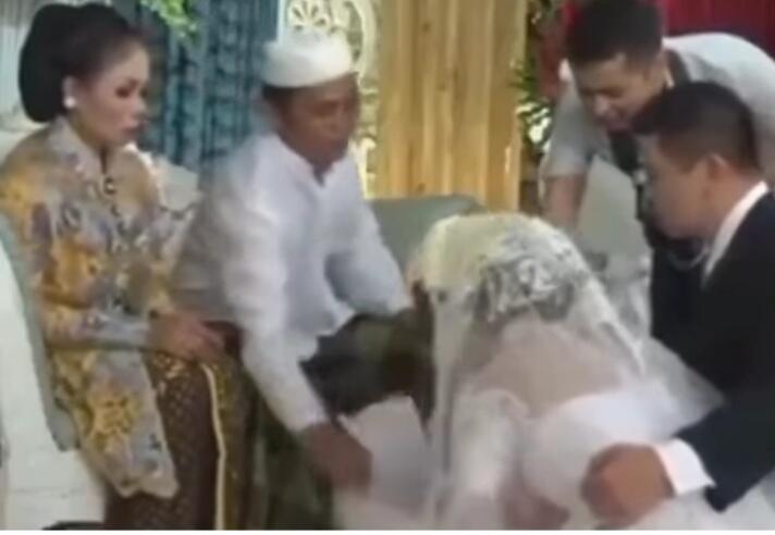 Mengharukan atau Mengerikan? Pengantin Ini Minta Restu Pernikahan Seperti Kesurupan!