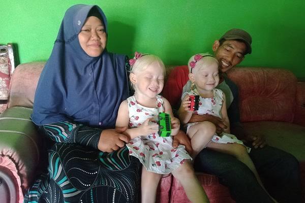 Anak Bule Kembar Lahir Dari Orang Tua Asal Jawa, Sering Dikira Pengasuhnya