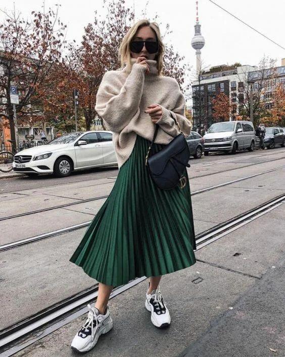 TAMPIL STYLISH, CONTEK 7 TIPS PADU-PADAN ROK & SNEAKER.