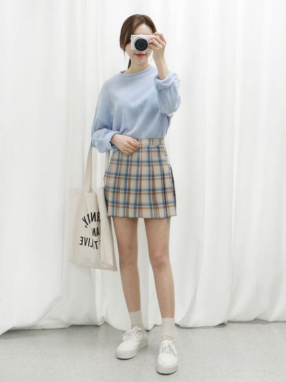 TAMPIL STYLISH, CONTEK 7 TIPS PADU-PADAN ROK & SNEAKER.