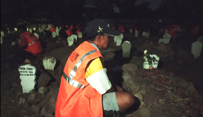 Tak Pakai Masker, Warga Malam-malam Dihukum Doa di Kuburan Korban Covid-19