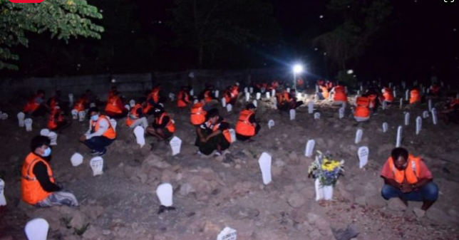 Tak Pakai Masker, Warga Malam-malam Dihukum Doa di Kuburan Korban Covid-19