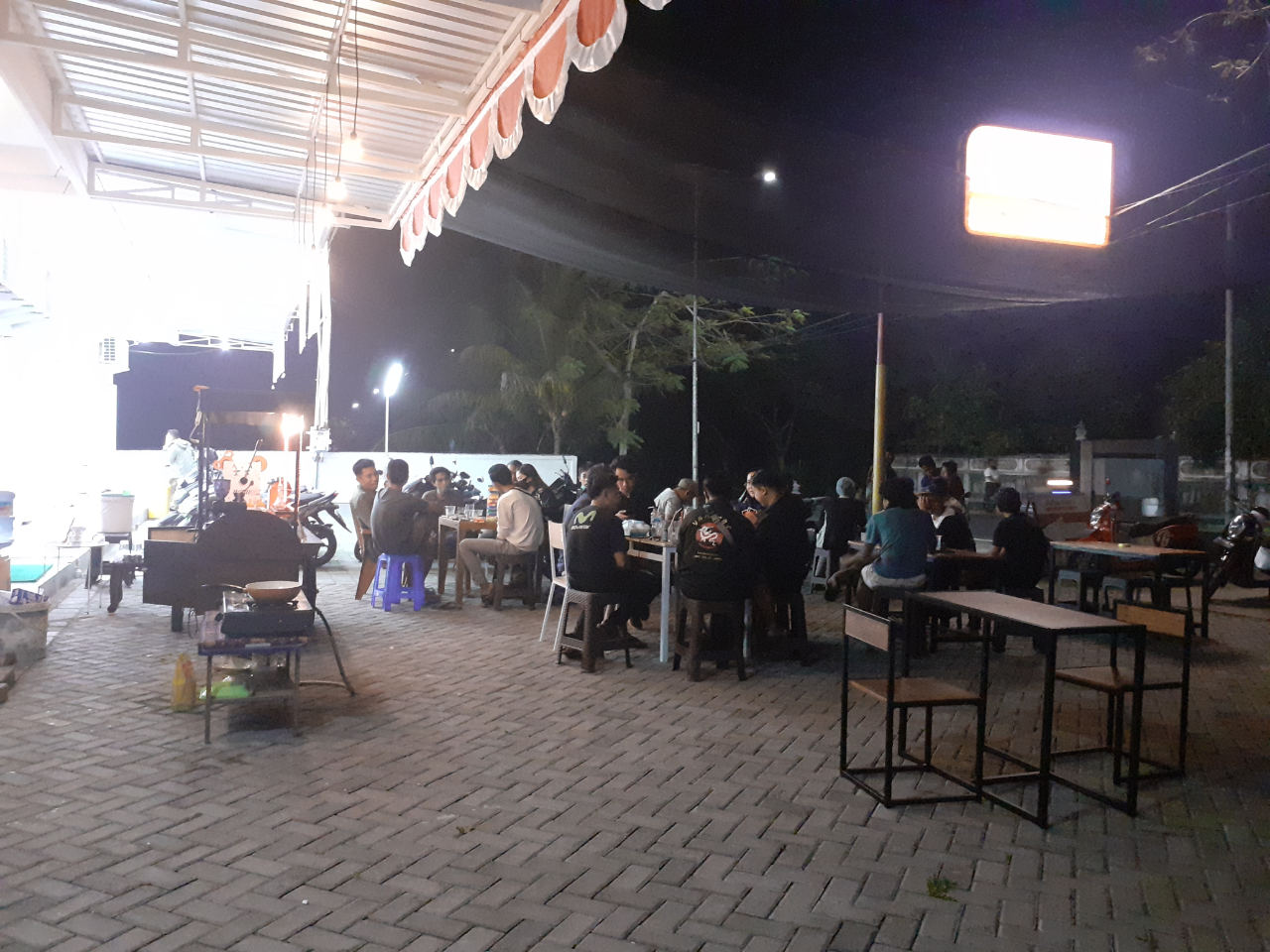 Nongkrong Nyaman, Pemilik Kedai Aman