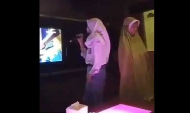 Video Remaja Asik Karaokean Saat Temannya Salat