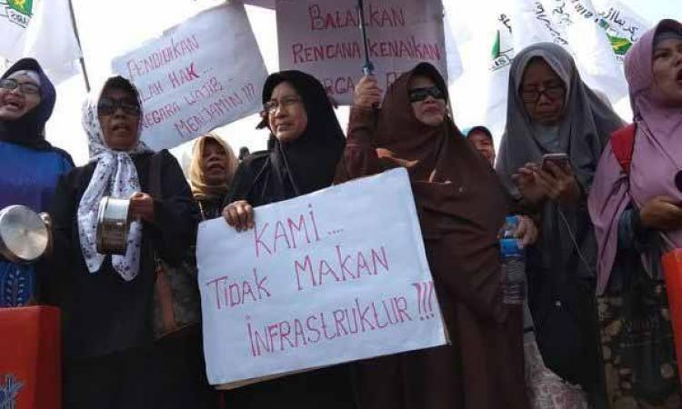 Di Tengah Hutan Tapal Batas Papua, TNI Bantu Ibu Melahirkan
