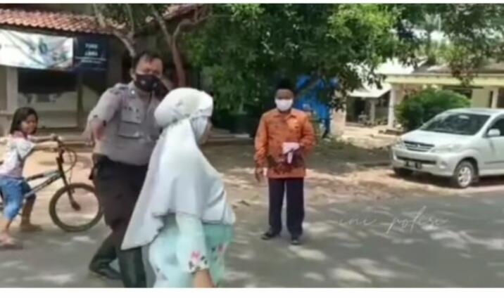 Kejadian Lucu Polisi Himbau Emak-emak Untuk Pakai Masker,Bikin Netizen Ngakak! Salah?