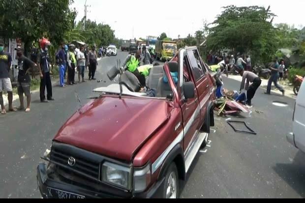 Gagal Mendahului Kendaraan, Minibus Dihantam Truk di Tuban, Enam Tewas