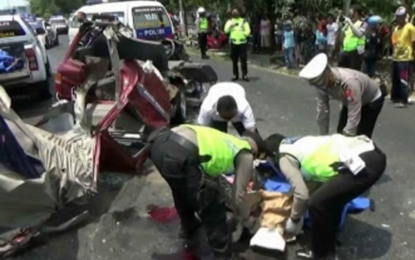 Gagal Mendahului Kendaraan, Minibus Dihantam Truk di Tuban, Enam Tewas