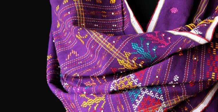 Kain Tenun Tradisional Dipakai Untuk Style Kekinian? Masuk, Gan!