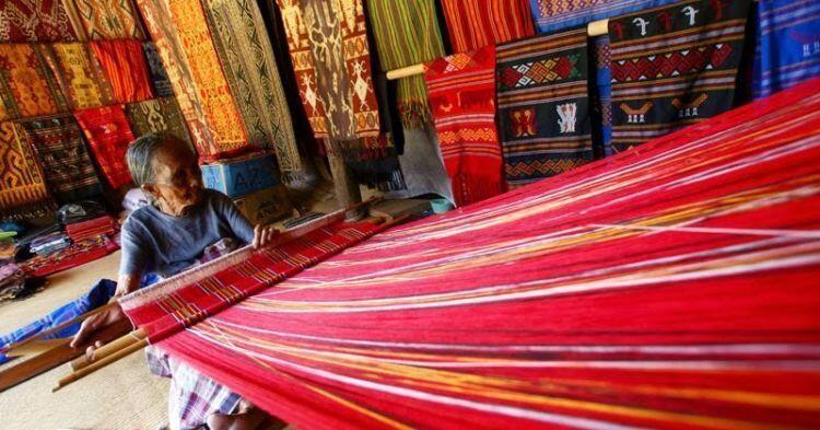 Kain Tenun Tradisional Dipakai Untuk Style Kekinian? Masuk, Gan!