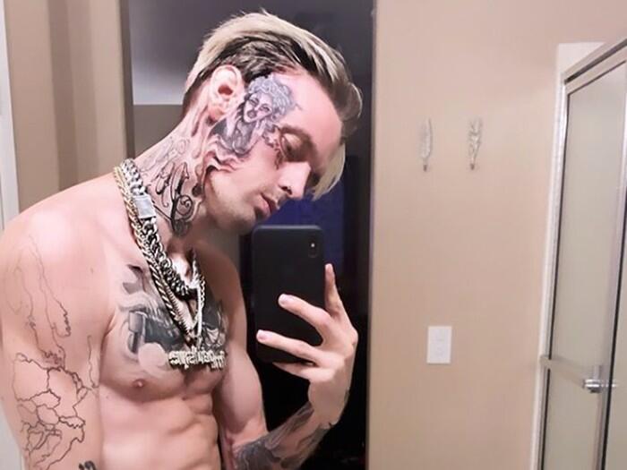 Debut Aaron Carter di Situs Porno, Main Gitar Tanpa Busana