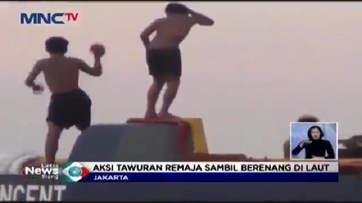 Tak Hanya Di Daratan, Tawuran Pemuda Kini Merambah Terjadi Di Lautan! Konyol