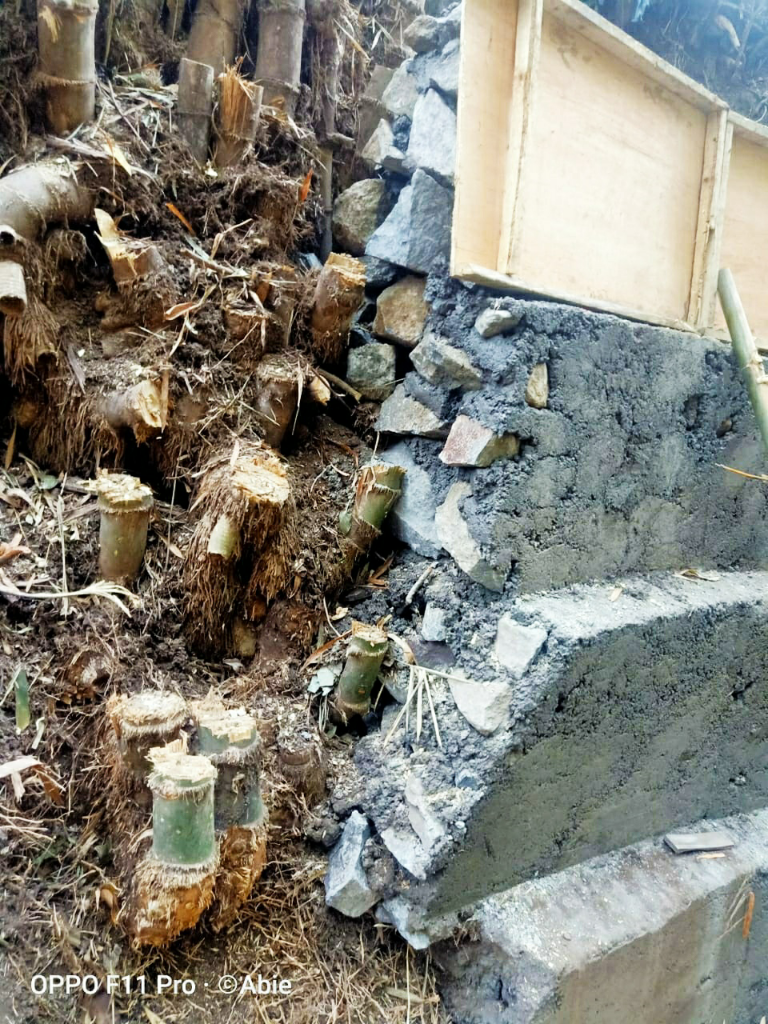 Diduga Pengerjaan Tembok Penyangga Tanah (TPT) Di Tenggarang Bondowoso Amburadul