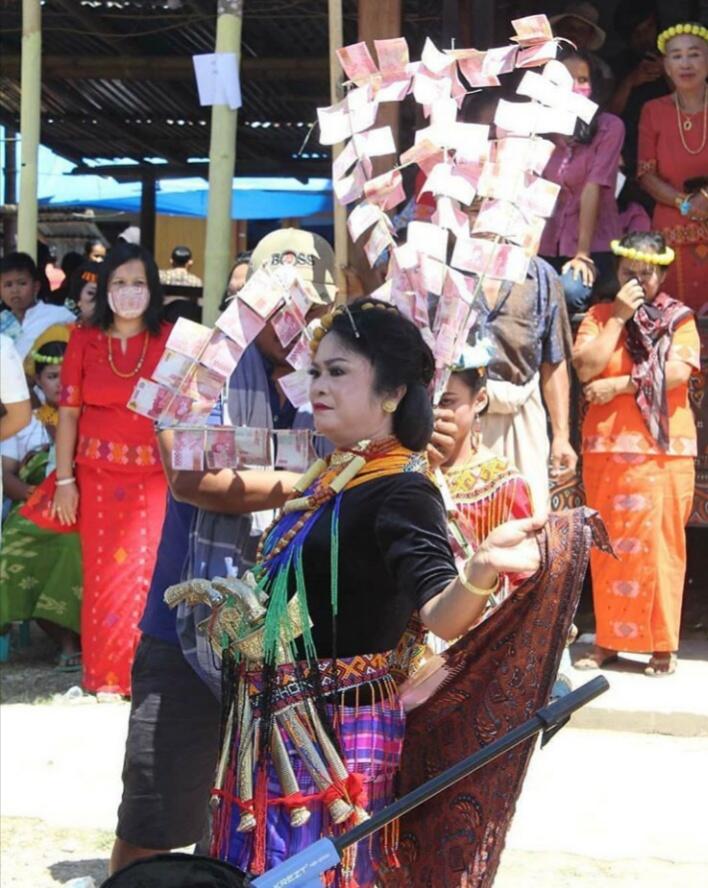 Menari Sambil Tersenyum, Uang Mengukir Keindahan Budaya Toraja