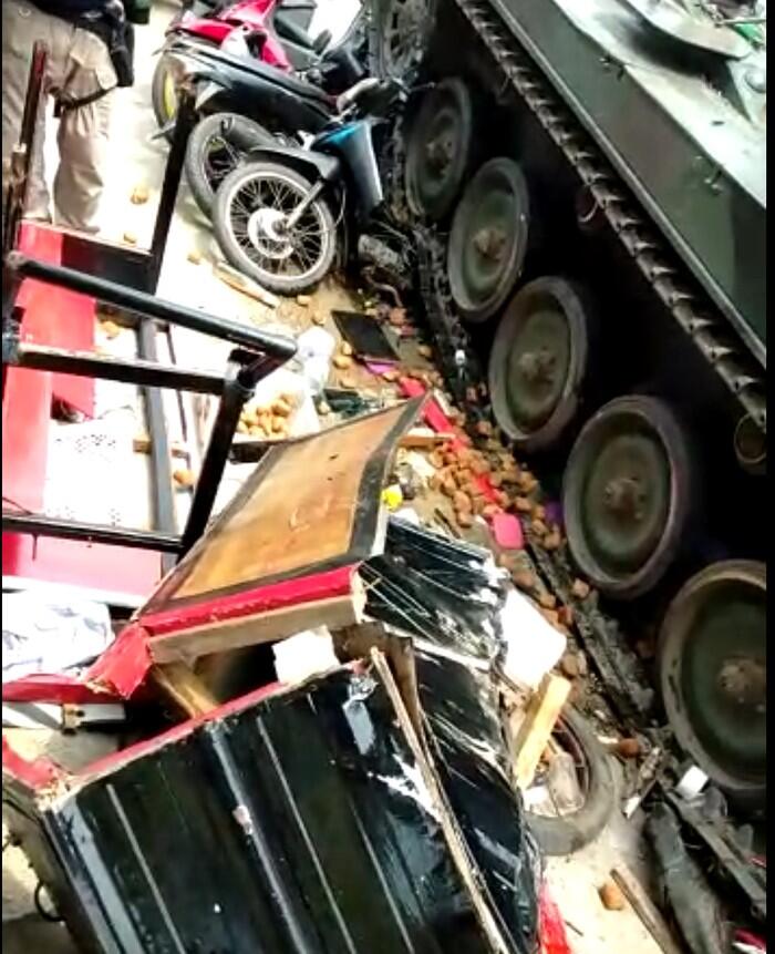 Tank TNI Ngedrift Malah Tabrak Gerobak Dan Motor Di Bandung