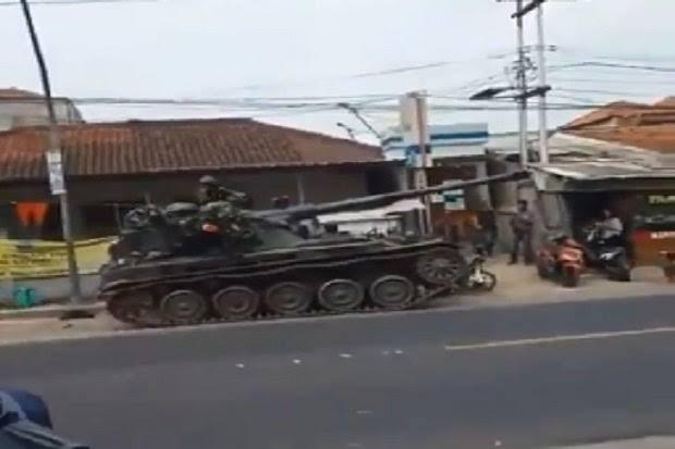 Tank TNI Ngedrift Malah Tabrak Gerobak Dan Motor Di Bandung