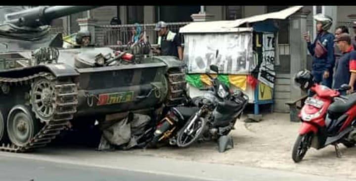 Tank TNI Ngedrift Malah Tabrak Gerobak Dan Motor Di Bandung