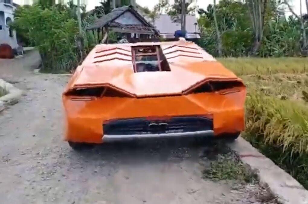 Petani di Aceh Bawa Lamborghini Ke Sawah