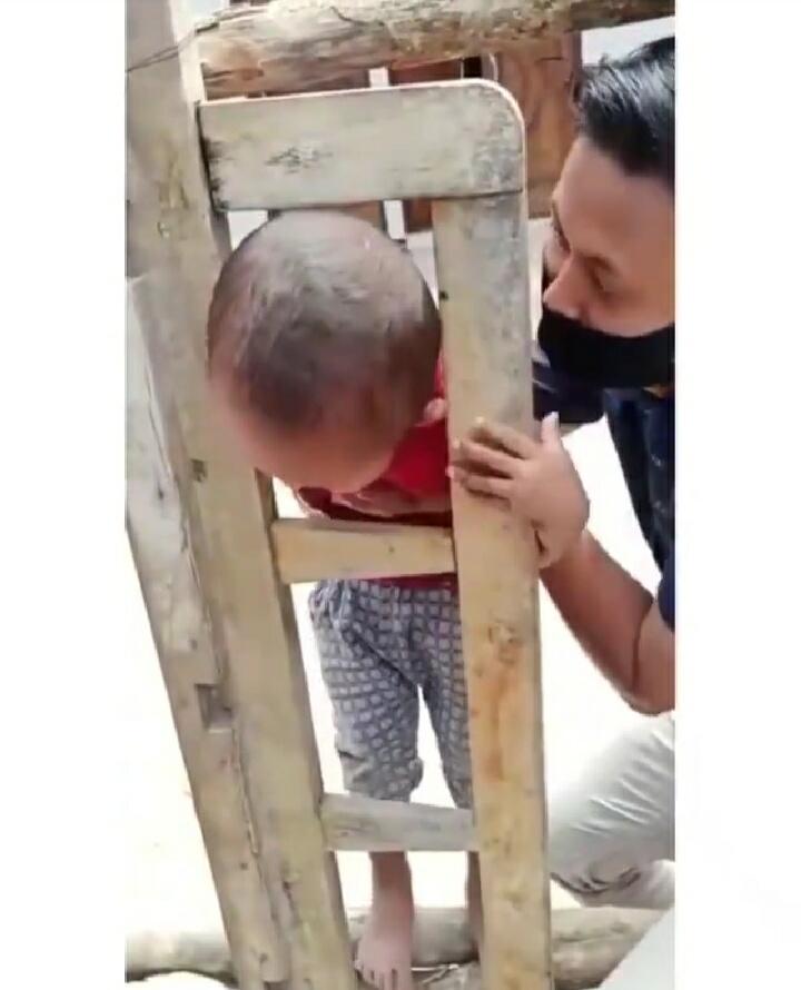 Kepala Bocah Terjebak di Sebuah Tangga, Seorang Pria Mengevakuasinya Dengan Cara ini!