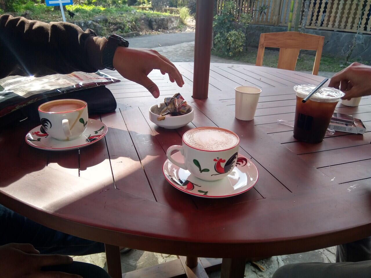 Menikmati Cappucno Sembari Melihat Koleksi Keris