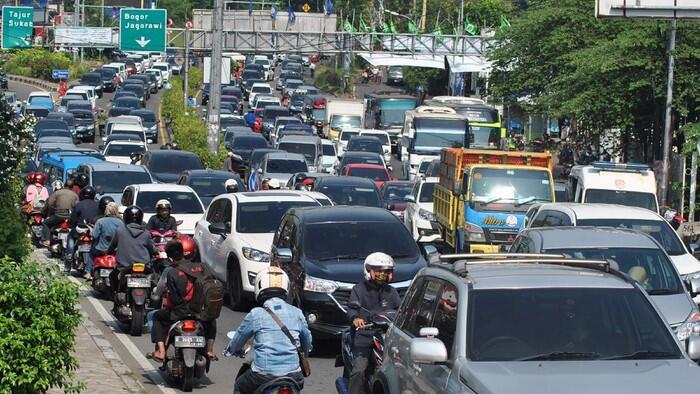 Jalur Puncak Padat Banget Jelang PSBB Jakarta
