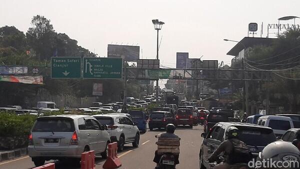 Arus Lalin Menuju Puncak Padat, Polisi Berlakukan One Way