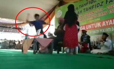 Innalillahi!!! Syekh Ali Jaber Ditusuk di Lampung Saat Isi Pengajian