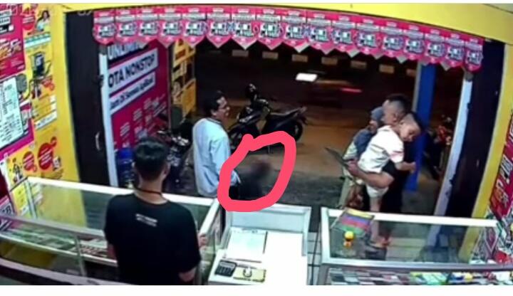 Heboh Sosok Misterius Mirip Tuyul Terekam Kamera CCTV! Tapi Kok Warnanya Hitam?
