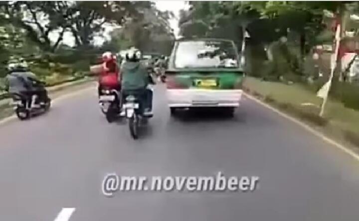 Bahaya Duduk Di Pintu Angkot, Seorang Emak Jatuh Tersungkur dan Hampir Terlindas!