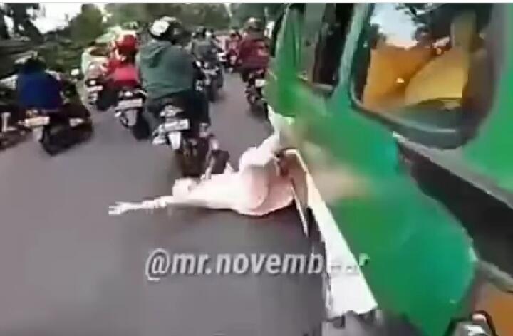 Bahaya Duduk Di Pintu Angkot, Seorang Emak Jatuh Tersungkur dan Hampir Terlindas!