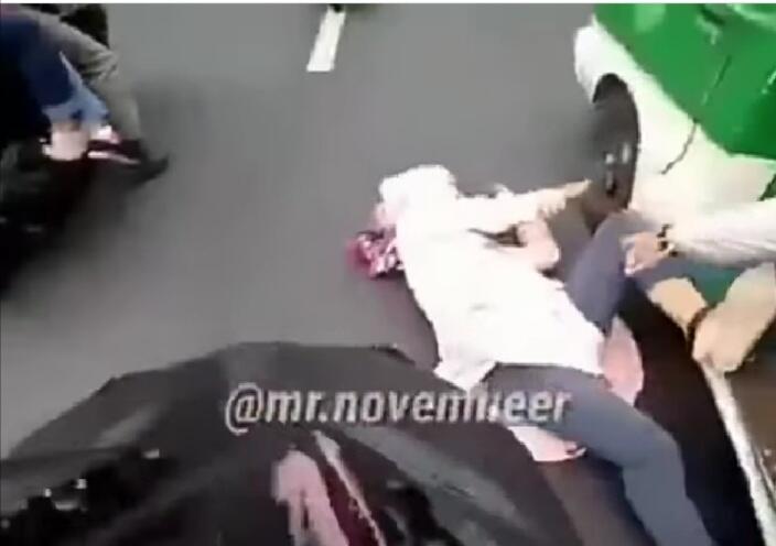 Bahaya Duduk Di Pintu Angkot, Seorang Emak Jatuh Tersungkur dan Hampir Terlindas!