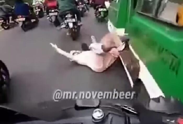 Bahaya Duduk Di Pintu Angkot, Seorang Emak Jatuh Tersungkur dan Hampir Terlindas!