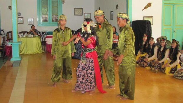 &#91;COC Reg. Cirebon&#93; Sintren, Tarian Beraroma Mistis Namun Sarat Makna