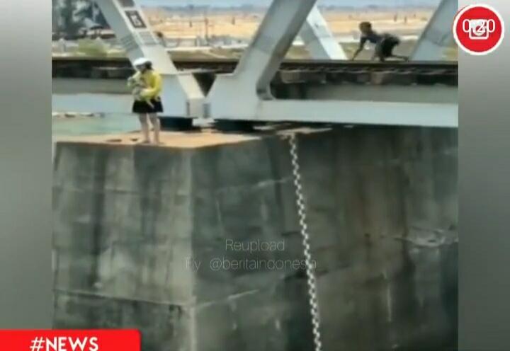 Menegangkan! Detik-detik Pria Selamatkan Wanita dan Bayinya yang Hendak Bunuh Diri