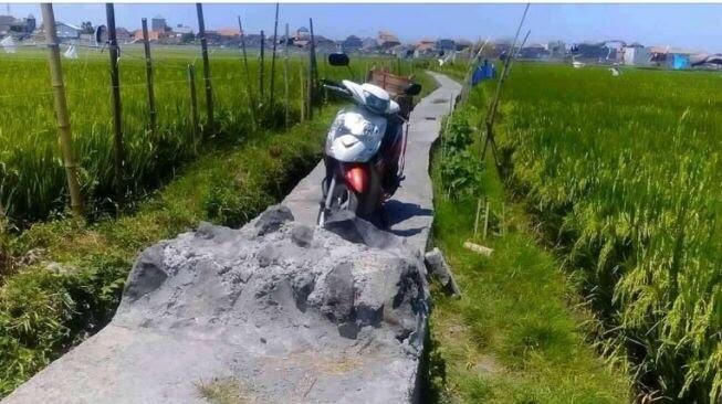 Polisi Tidur Bentuknya Kok Begini, Lo Berani Lewat?
