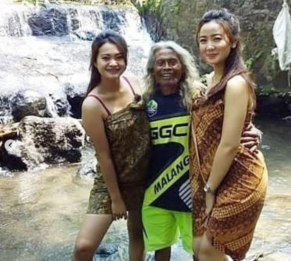 Gadis Desa Pakai Jarik Jadi Jalur Gowes Eksotis