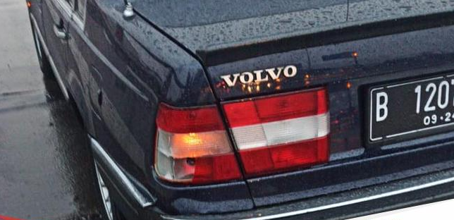  Usai Ditabrak Fortuner, Volvo Jadul ini Masih Oke – oke Aja