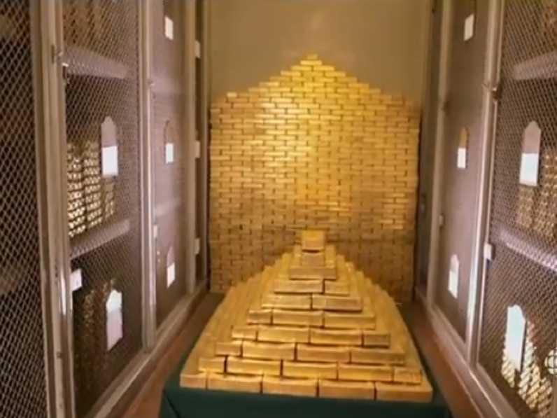 Emas Terkoreksi Saat Dolar Pulih; Fokus Pada Pertemuan The Fed