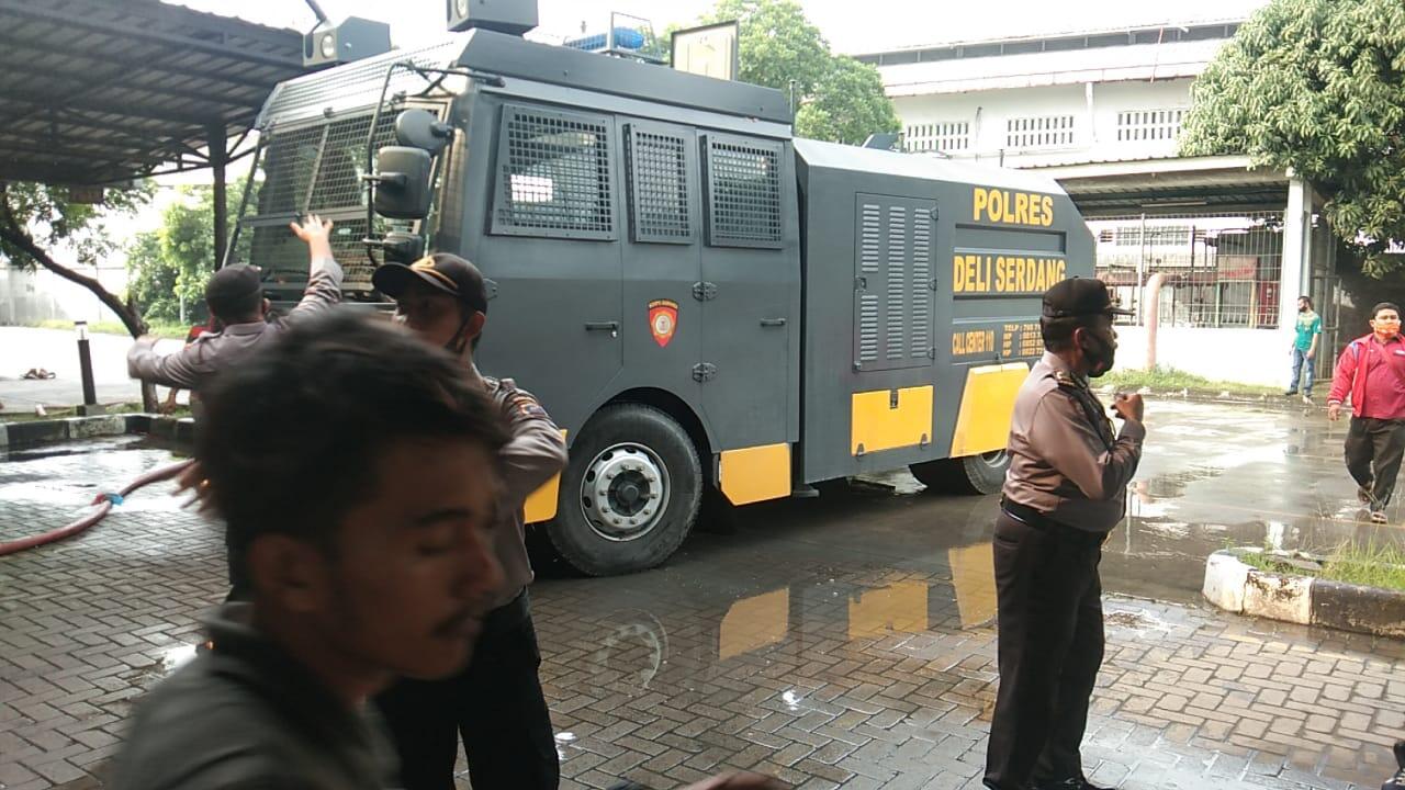 Gerak Cepat Polres Deli Serdang, Mobil Water Canon Bantu Padamkan Kebakaran