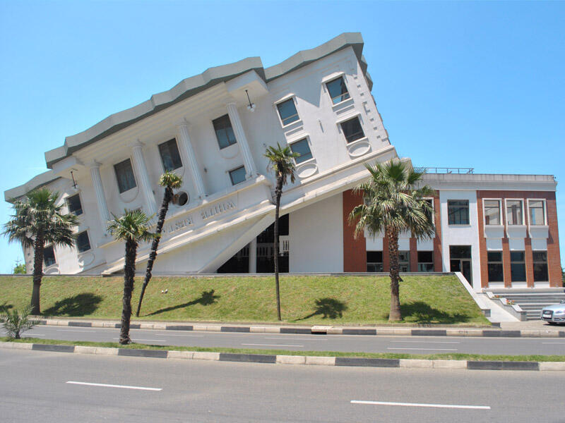 8 TEMAT WISATA PALING UNIK, TAMAN NERAKA HINGGA MUSEUM RAMBUT.