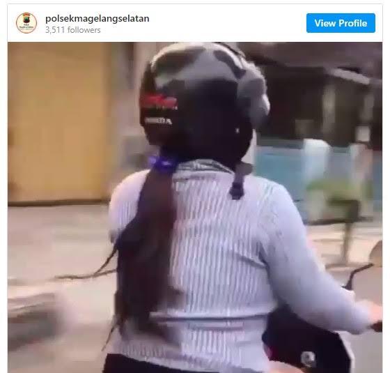 Cewek Naik Motor Pamer Celana Dalam, Sungguh Hal Yang Mengecrotkan