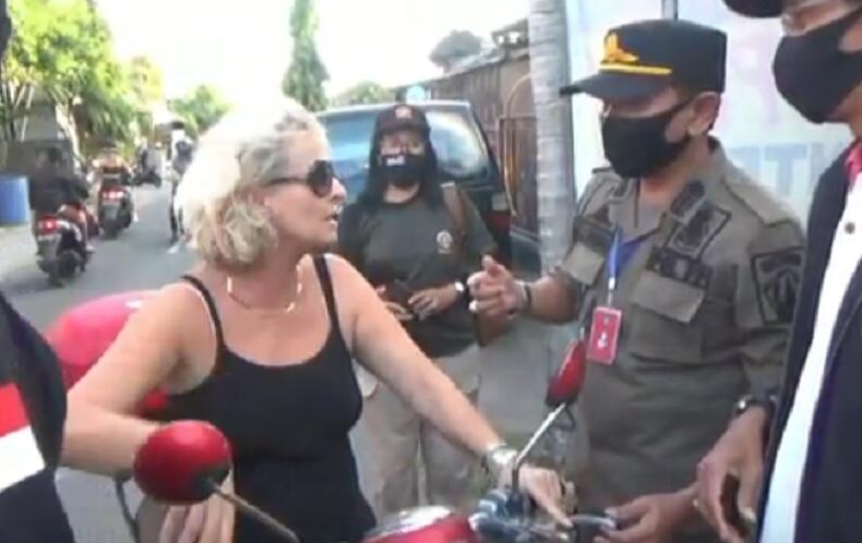 Bule Kena Razia, Ga pakai Masker Malah Marah-Marah