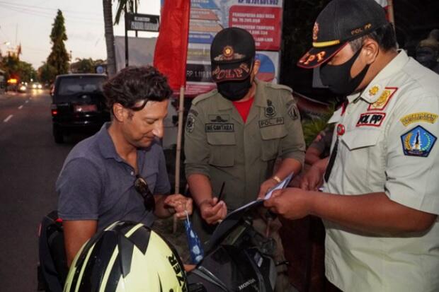Bule Kena Razia, Ga pakai Masker Malah Marah-Marah