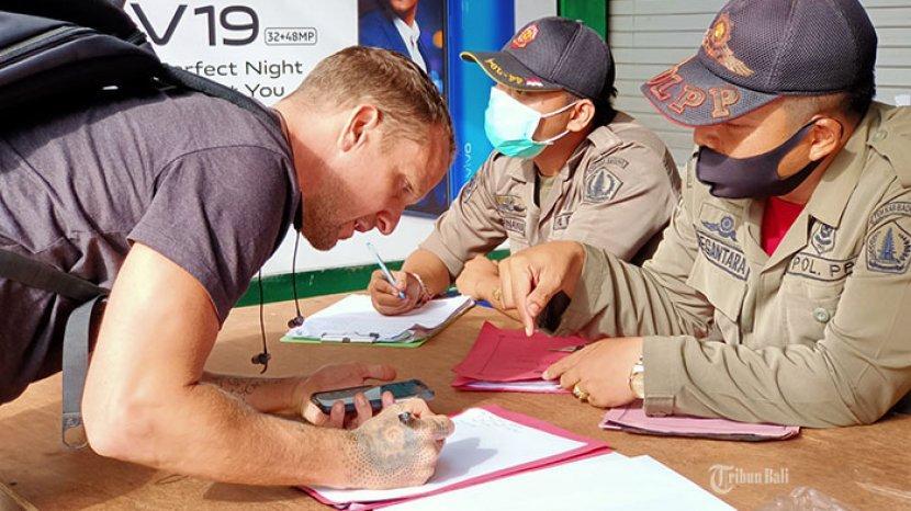 Bule Kena Razia, Ga pakai Masker Malah Marah-Marah