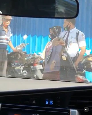 Satpam Bawa Senjata Laras Panjang?