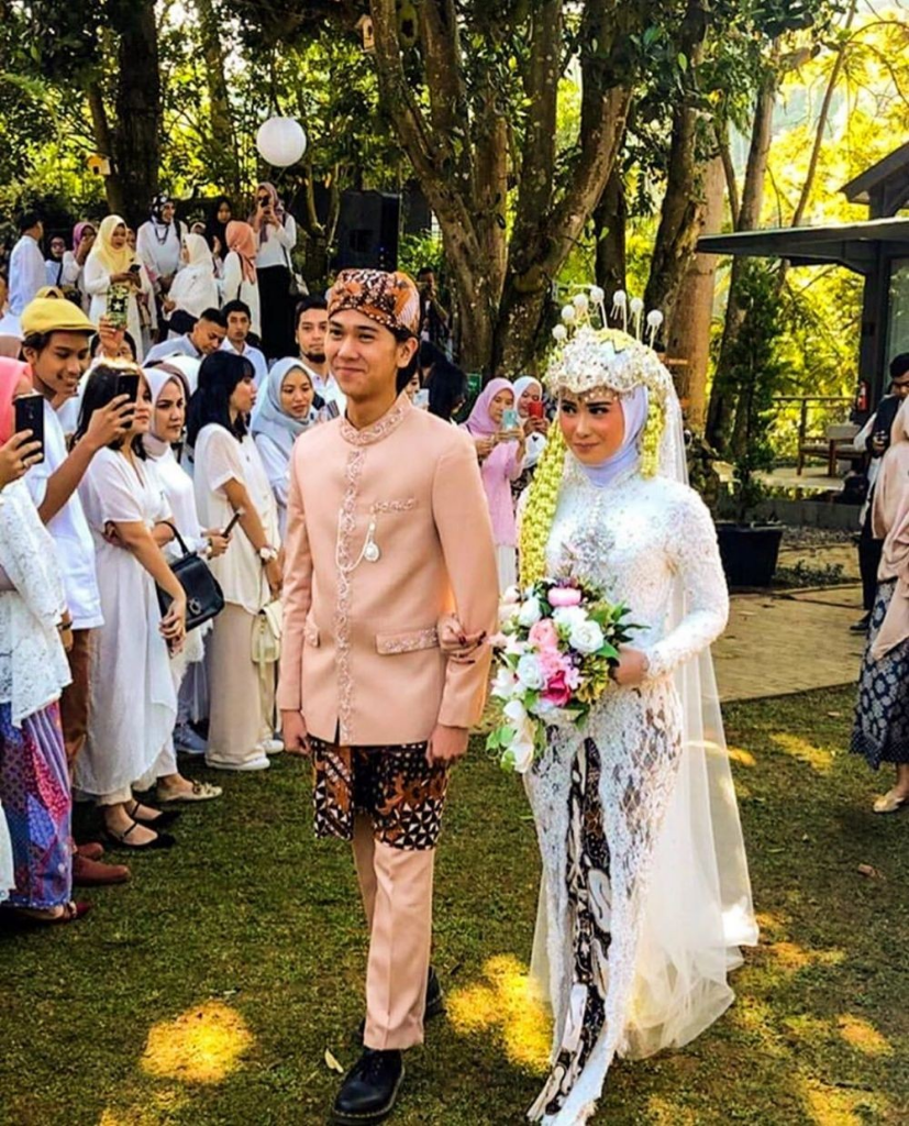 5 Pasangan Adik Kakak Yang Sering Dikira Pacaran. Nomor 5 Bahkan Dikira Udah Nikah!