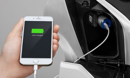 Charger Smartphone di Sepeda Motor Bikin Aki Tekor?