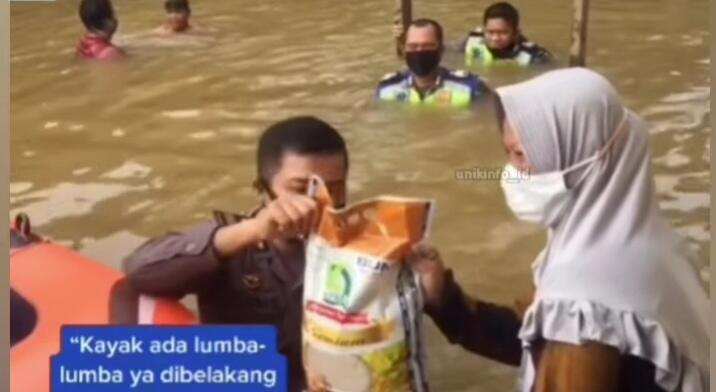 Biasa Tegas Berwibawa, Polisi Ini Melucu Saat Bagikan Bantuan Untuk Korban Banjir!