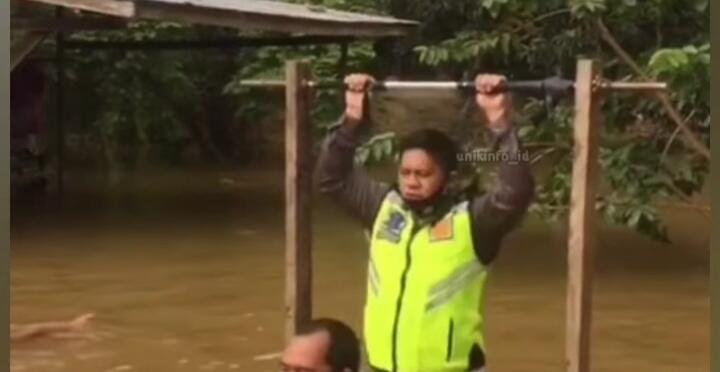 Biasa Tegas Berwibawa, Polisi Ini Melucu Saat Bagikan Bantuan Untuk Korban Banjir!
