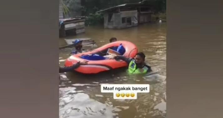 Biasa Tegas Berwibawa, Polisi Ini Melucu Saat Bagikan Bantuan Untuk Korban Banjir!